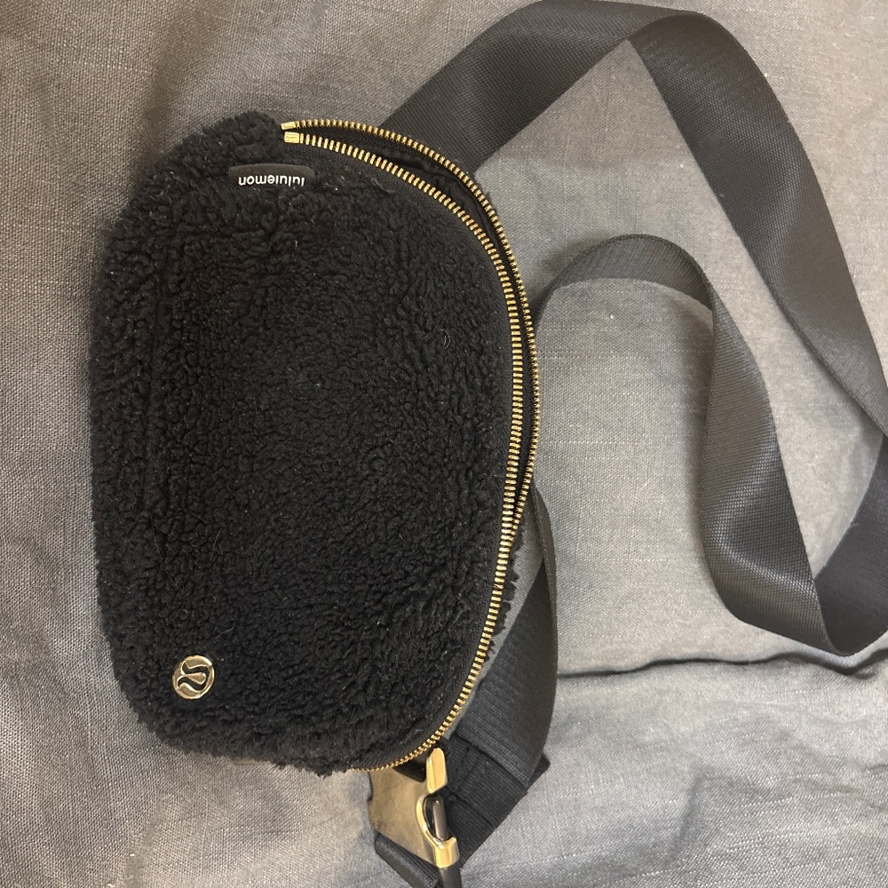 Black Sherpa lululemon crossbody fanny
